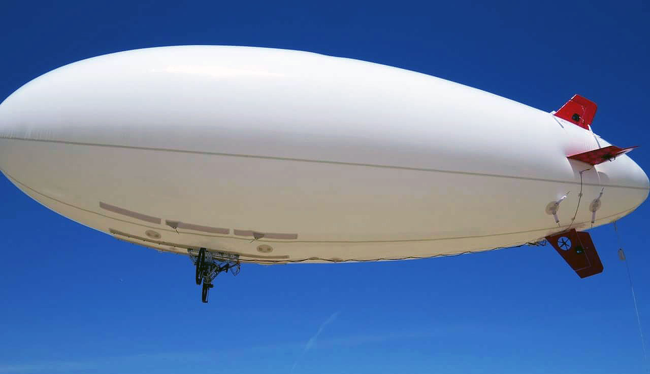 7-m-RC-Blimp-in-flight1